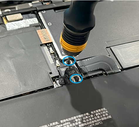 Screenshot that shows a 3IP screwdriver removing the battery connector bracket from the enclosure.